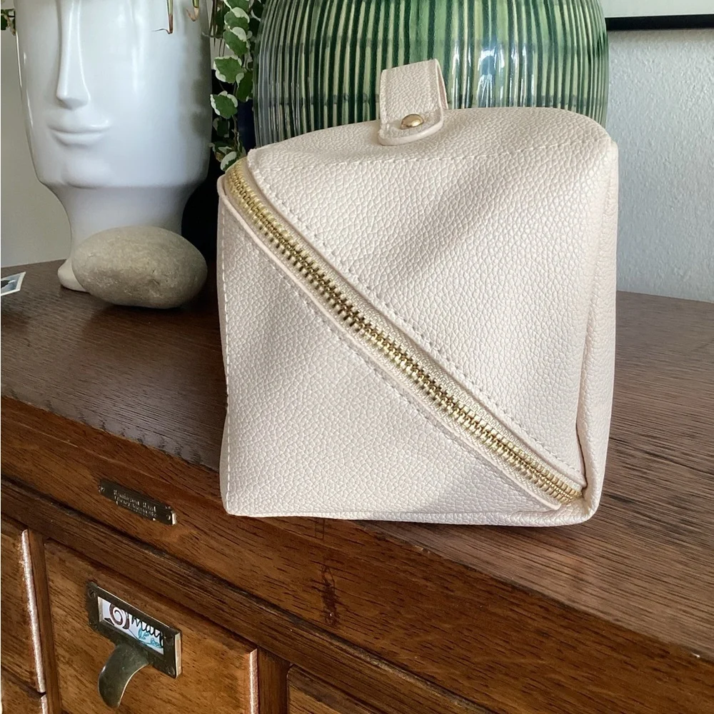 VOS High Capacity Makeup Bag, NWOT